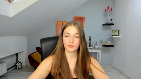 annewilsonn online show from November 2025 12:17:01 PM