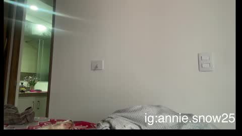 Snapshot of annie_snow_ chatting on February 2025 05:22:02 PM JEANNE no olvides seguirme dont forget follow me  uu online show from February 2025 05:22:02 PM