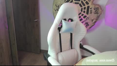 Snapshot of annie_snow_ chatting on February 2025 10:26:02 PM JEANNE no olvides seguirme dont forget follow me  uu online show from February 2025 10:26:02 PM