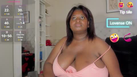 Snapshot of annybigassxxx chatting on October 2025 06:27:02 PM Melani online show from October 2025 06:27:02 PM