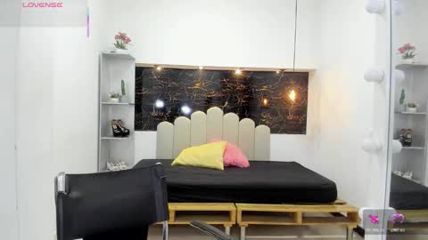 Anny online show from October 2025 07:49:01 PM