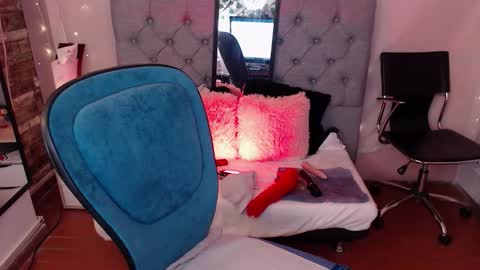 antolyh_c online show from March 2026 12:10:01 PM