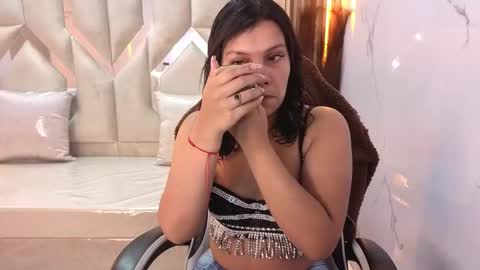 Antonela online show from November 2025 01:03:01 PM