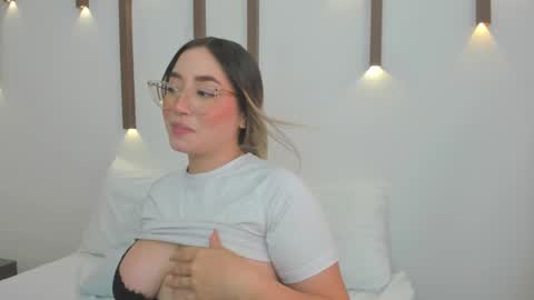 A N T O N E L L A  online show from February 2025 03:09:02 PM