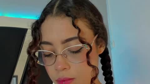 A N T O N E L L E  online show from January 2025 11:32:02 AM