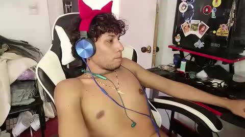 AnuarDHM online show from November 2025 05:55:02 PM