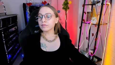 Snapshot of aphexqueen chatting on December 2024 01:49:01 PM APHEX QUEEN online show from December 2024 01:49:01 PM