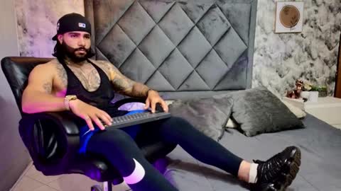 Snapshot of apolo_rousse chatting on October 2025 10:18:01 PM Apolo online show from October 2025 10:18:01 PM