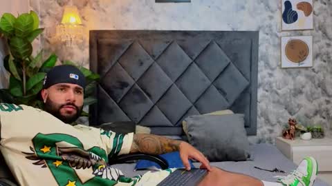 Snapshot of apolo_rousse chatting on November 2025 10:19:01 PM Apolo online show from November 2025 10:19:01 PM