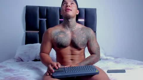 Snapshot of aquiles_elpapi chatting on June 2026 06:05:01 AM AquilesElpapi online show from June 2026 06:05:01 AM