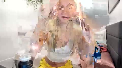 Snapshot of ariah_is_blonde chatting on June 2026 10:25:01 PM Ariah online show from June 2026 10:25:01 PM