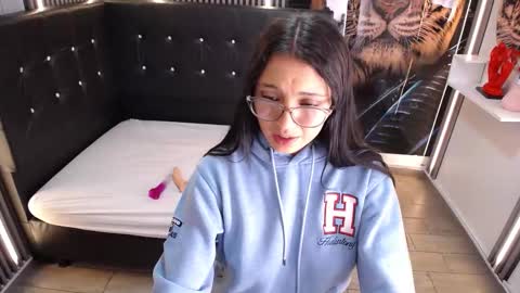 Snapshot of ariana_toro chatting on December 2025 01:47:01 AM ariana_toro online show from December 2025 01:47:01 AM