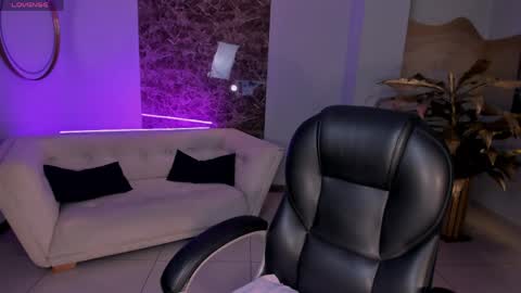 Snapshot of ariananova chatting on April 2026 05:07:02 AM Your Girl online show from April 2026 05:07:02 AM