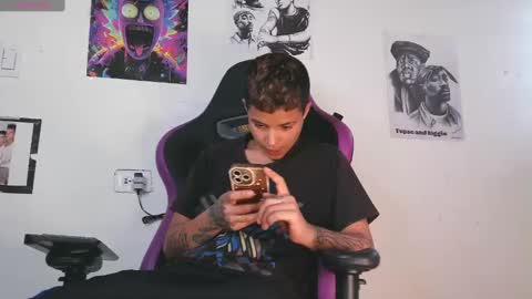 Snapshot of aron739_ chatting on December 2024 06:56:02 PM Aron online show from December 2024 06:56:02 PM