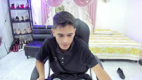 Snapshot of aron_boyy chatting on September 2025 08:19:01 PM Aaron online show from September 2025 08:19:01 PM