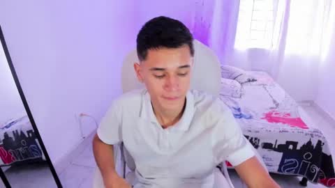 Snapshot of aron_boyy chatting on September 2025 07:37:02 PM Aaron online show from September 2025 07:37:02 PM