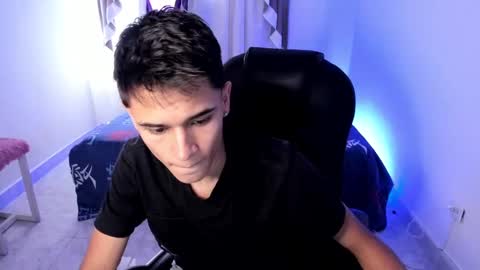 Snapshot of aron_boyy chatting on October 2025 09:22:01 PM Aaron online show from October 2025 09:22:01 PM