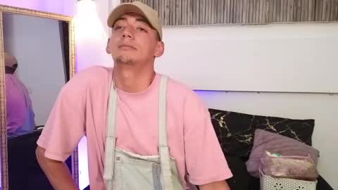 Snapshot of aron_gomez chatting on December 2025 12:19:01 AM aron online show from December 2025 12:19:01 AM