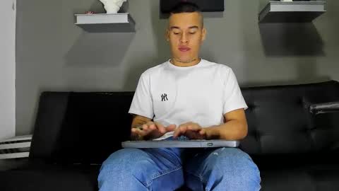 AROON HOT online show from February 2026 12:04:02 PM