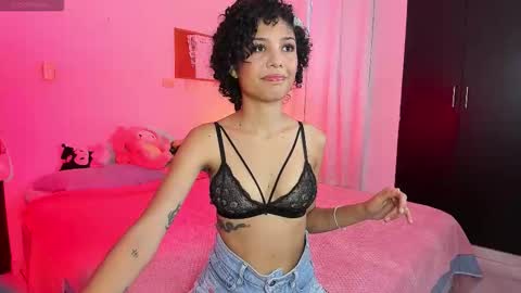 Snapshot of ary_and_kel chatting on December 2025 09:53:01 PM Ariana and Kelsieh online show from December 2025 09:53:01 PM