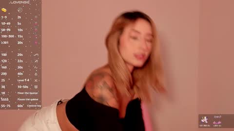 Snapshot of ashleyroys_111 chatting on November 2025 03:11:02 PM dahiana online show from November 2025 03:11:02 PM