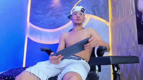 asmodeohot20 online show from December 2025 05:01:01 AM