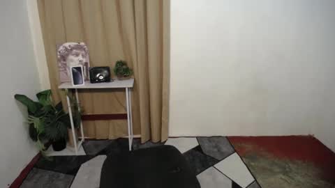 Snapshot of astraea_xxx chatting on January 2025 11:33:01 AM Anna online show from January 2025 11:33:01 AM