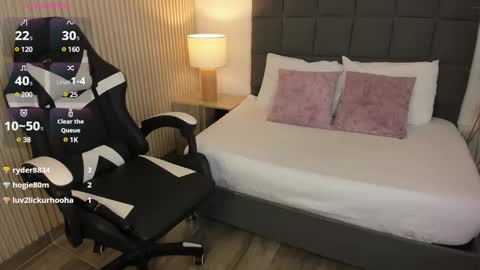 Snapshot of aurora_johnson_ chatting on December 2024 05:44:01 AM A U R O R A online show from December 2024 05:44:01 AM