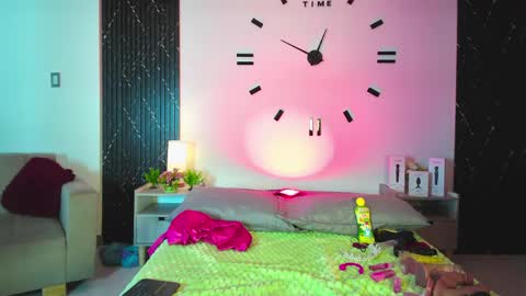 Snapshot of aurora_petitee chatting on April 2026 01:24:02 PM Aurora online show from April 2026 01:24:02 PM