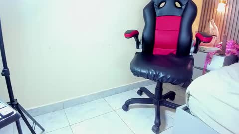 auroramartin2 online show from November 2025 07:58:01 PM