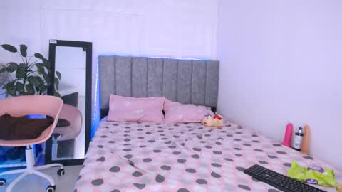 Snapshot of auroramcry chatting on October 2025 06:14:02 AM INSTAGRAM AURORA MCRY online show from October 2025 06:14:02 AM