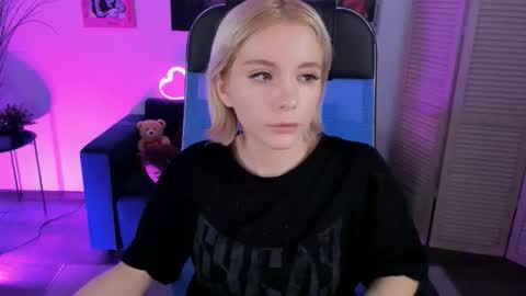 aurorawrenfield online show from December 2025 10:38:01 PM