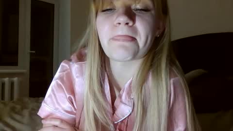 AuroraXRoses online show from October 2025 07:15:02 PM