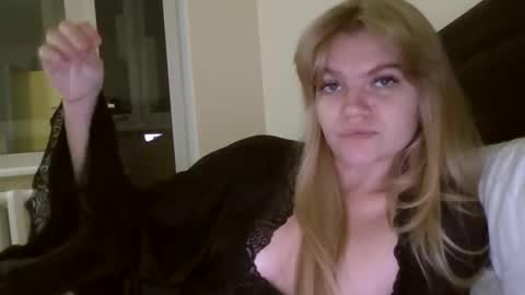 AuroraXRoses online show from November 2025 04:09:01 PM