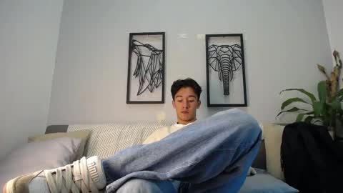 Snapshot of austinreeds chatting on November 2025 12:34:01 PM austinreeds online show from November 2025 12:34:01 PM