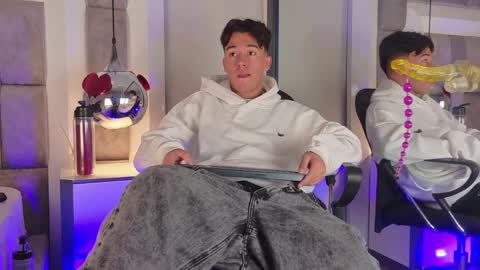 Snapshot of austinreeds chatting on April 2026 01:44:02 PM austinreeds online show from April 2026 01:44:02 PM