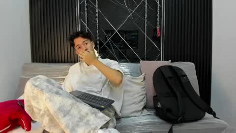 Snapshot of austinreeds chatting on April 2026 10:58:02 PM austinreeds online show from April 2026 10:58:02 PM