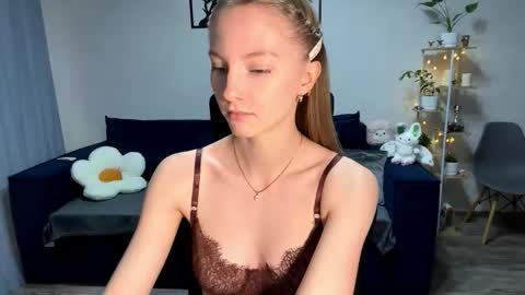 Snapshot of autumnroginson chatting on October 2025 02:59:02 PM Annie online show from October 2025 02:59:02 PM