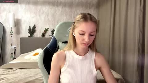 Snapshot of autumnroginson chatting on December 2025 02:12:02 PM Annie online show from December 2025 02:12:02 PM