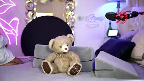 Snapshot of avalonnfoxx chatting on December 2025 07:23:01 AM AvalonnFoxx online show from December 2025 07:23:01 AM