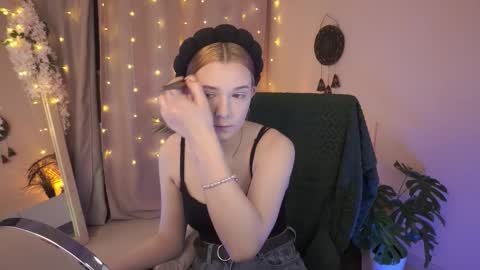  Ava  online show from October 2025 12:02:02 PM