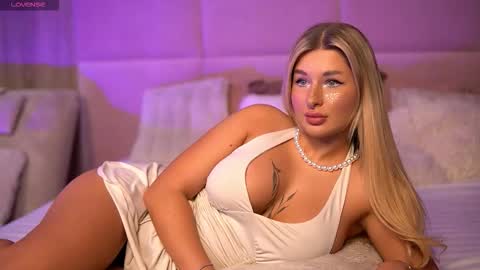 Carina online show from October 2025 10:22:01 PM