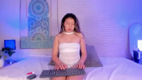 Snapshot of avelia_dh chatting on June 2026 07:01:02 PM Avelia online show from June 2026 07:01:02 PM