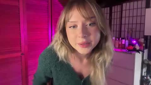 Avery  online show from November 2025 01:50:02 AM