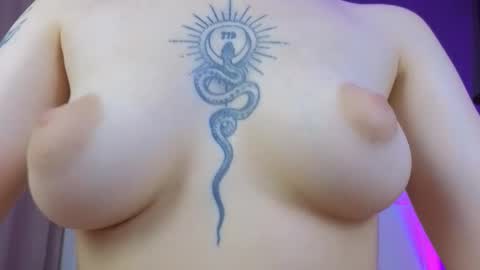 Snapshot of avgustina_love chatting on November 2025 12:33:02 PM avgustina_love online show from November 2025 12:33:02 PM