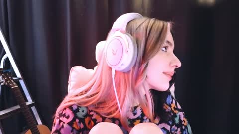 Avriel online show from February 2025 05:25:01 AM