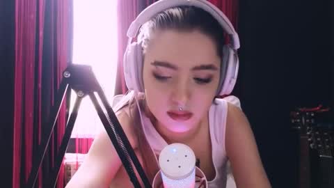 Avriel online show from November 2025 04:45:02 AM