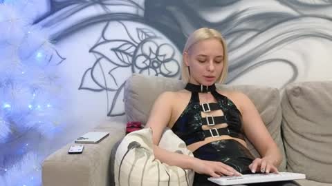 Snapshot of avr0ra chatting on December 2024 10:37:02 AM Goddess Avrora online show from December 2024 10:37:02 AM