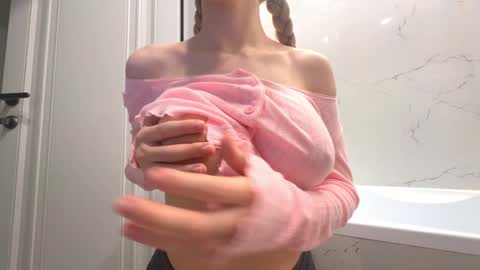 Snapshot of avroramy chatting on September 2025 03:14:01 PM Avrora online show from September 2025 03:14:01 PM