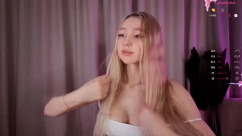 Snapshot of avroramy chatting on December 2025 04:23:02 PM Avrora online show from December 2025 04:23:02 PM